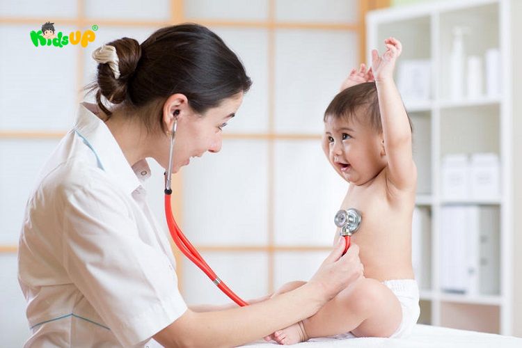 Ba mẹ nên đưa bé đi khám khi bé không có sự cải thiện về mặt ngôn ngữ