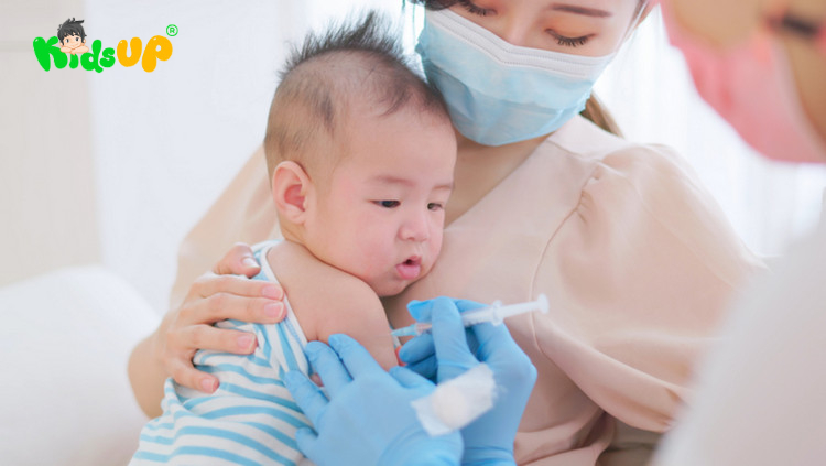 Giữ trẻ ổn định giúp quá trình tiêm diễn ra nhanh chóng thuận lợi