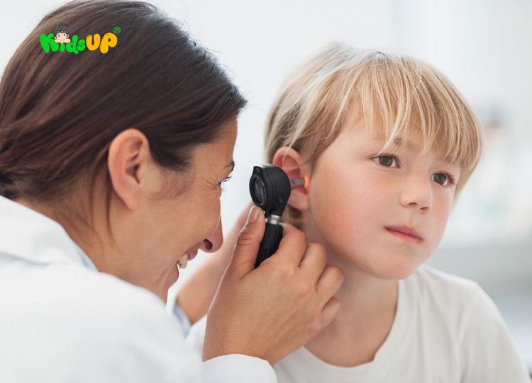 Ba mẹ nên dẫn bé kiểm tra thính lực định kỳ