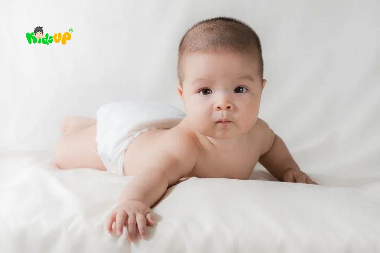 Đặc điểm sự phát triển của bé từ 0 đến 1 tuổi