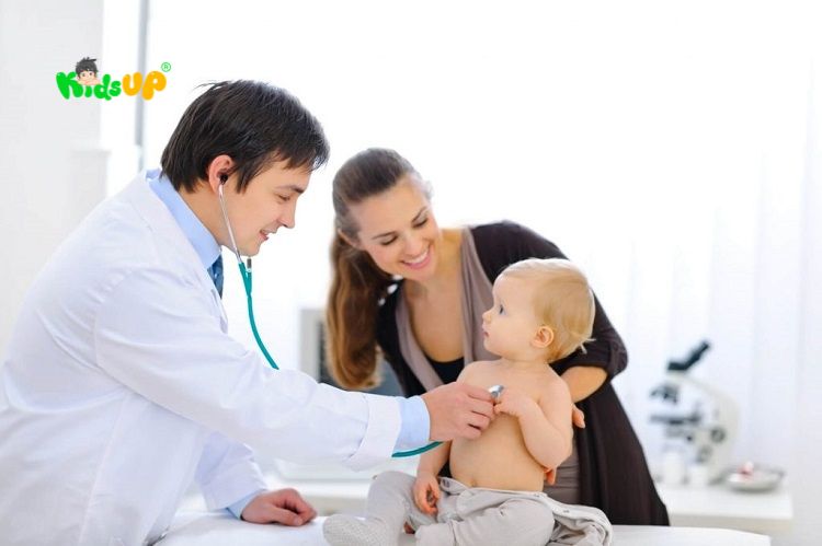 Ba mẹ nên tham khảo ý kiến từ các chuyên gia để có đánh giá chính xác