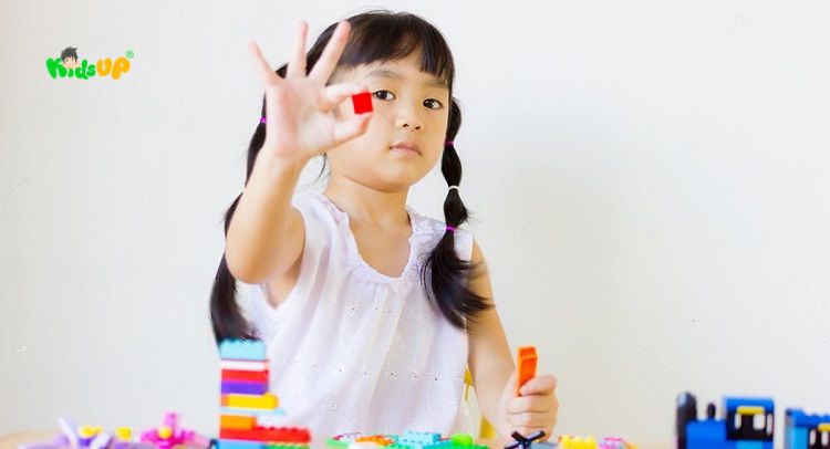 Trẻ mầm non thích khám phá và tò mò về thế giới xung quanh