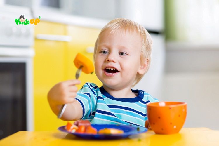 Thực đơn trong bữa ăn của bé cần cân đối dinh dưỡng