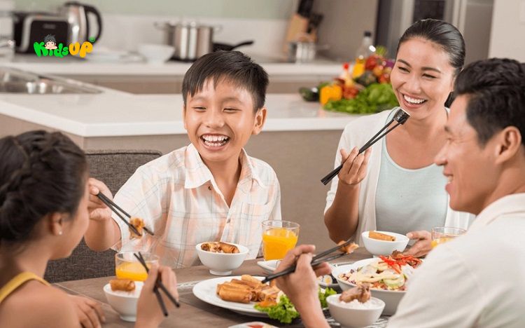 Ba mẹ nên tạo không khí vui vẻ khi ăn uống
