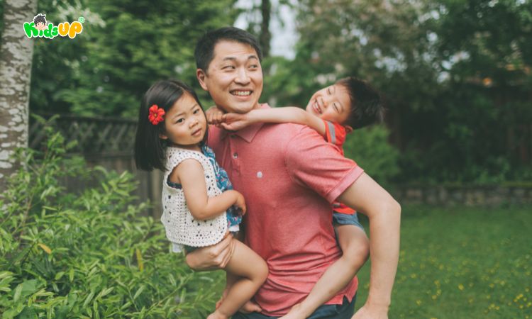 Ba mẹ luôn quan tâm, hỏi thăm cảm xúc của con (Ảnh minh họa)