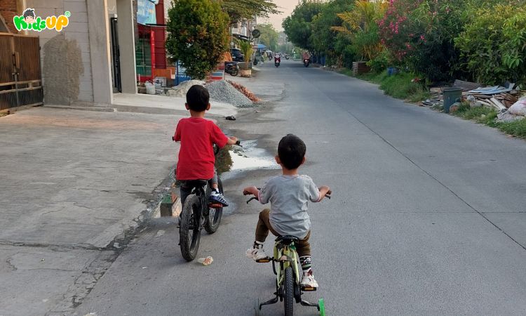 Dạy trẻ cách bẻ lái xe đạp khi muốn đổi hướng