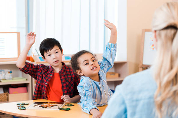 Trẻ tự tin khi học theo Montessori