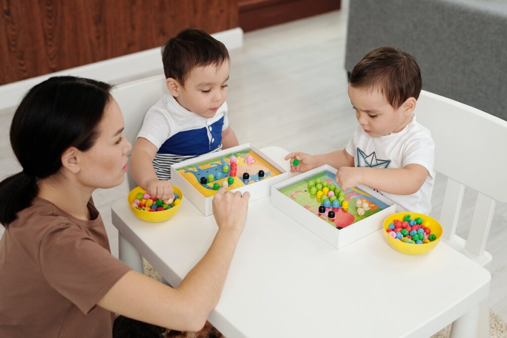 Dạy con kiến thức kỹ năng thực tế qua Montessori