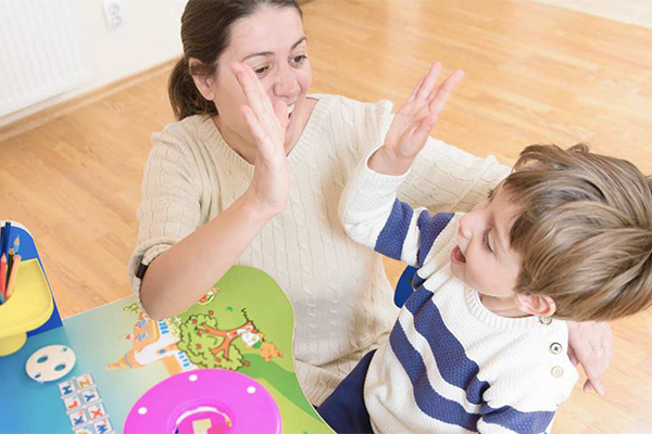 Khích lệ thường xuyên khi dạy tiếng anh cho trẻ em