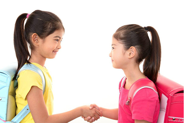 Trẻ tự tin giao tiếp khi học tiếng Anh từ nhỏ