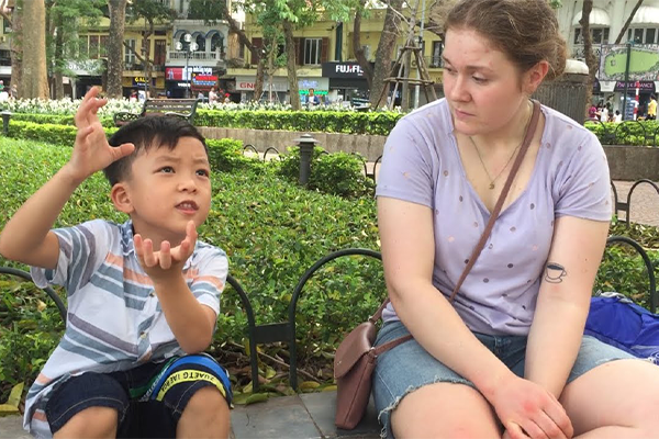 Tạo cơ hội cho trẻ nói chuyện với người nước ngoài
