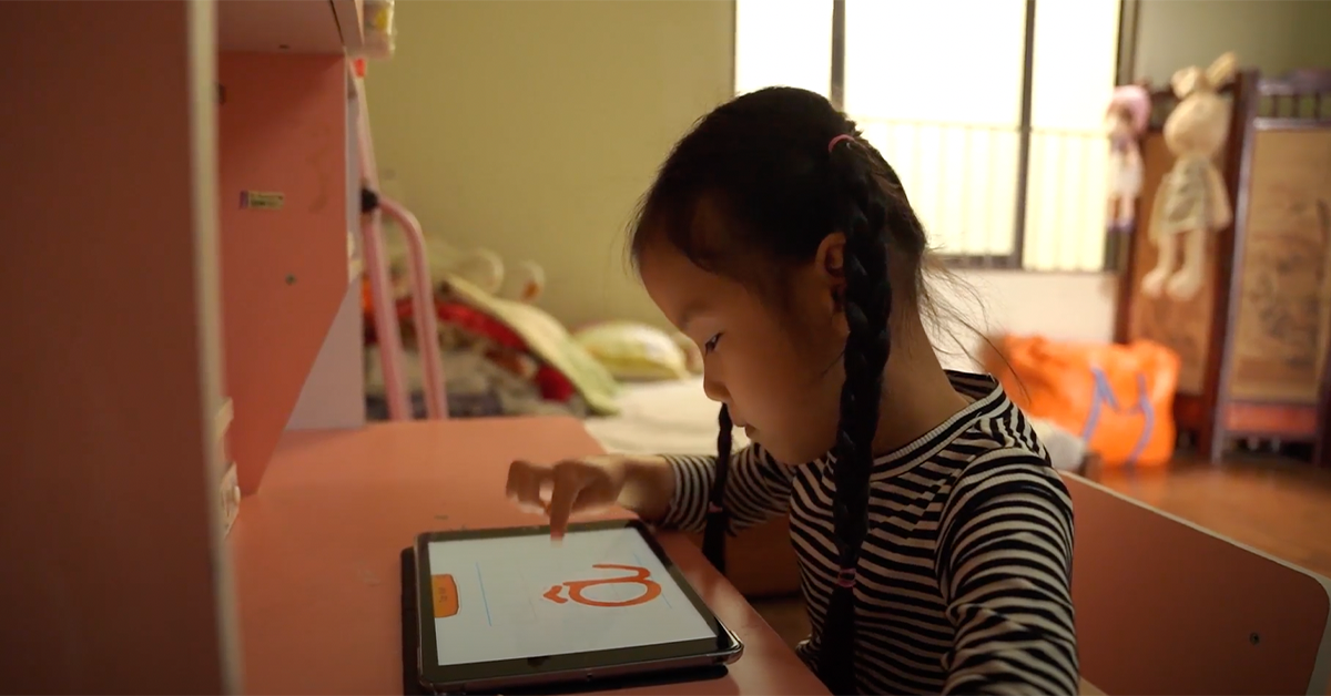 Có nên dùng phần mềm học chữ cái tiếng Việt khi dạy trẻ tiền lớp 1 hay không? • KidsUP Việt Nam
