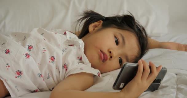 Hô biến chiếc điện thoại thành "người bạn hữu ích" của con nhờ Montessori  Online • KidsUP Việt Nam