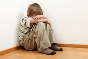Trẻ tự kỷ thường sống thu mình, không thích giao tiếp với người khác (Ảnh: st)
