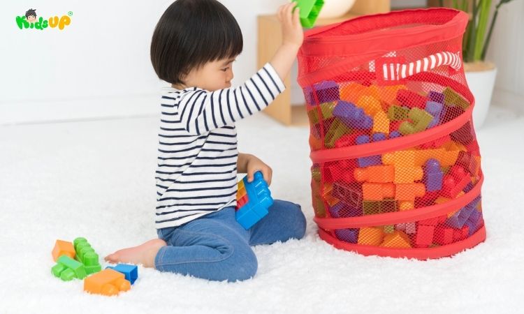 Con có thể biết cách dọn đồ từ 2 tuổi trở đi