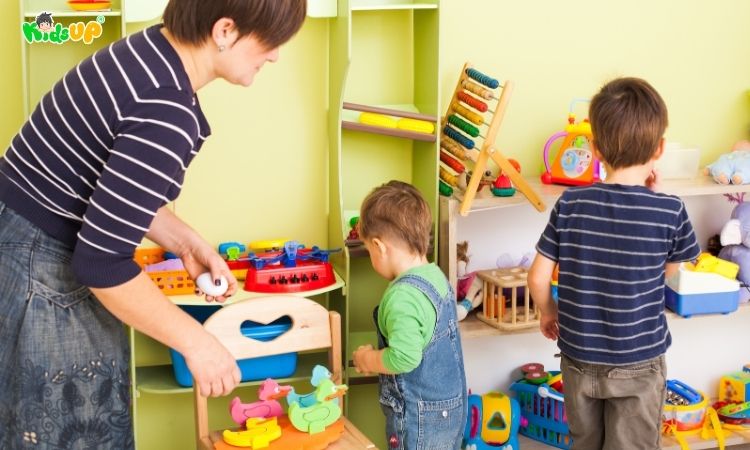 Dạy con sống gọn gàng giúp con rèn luyện được kỹ năng phân loại, so sánh đồ vật (Ảnh minh họa)