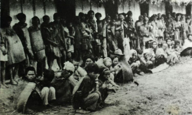 Người dân đang tụ họp chờ xin lương thực sau thời gian đói dài năm 1945